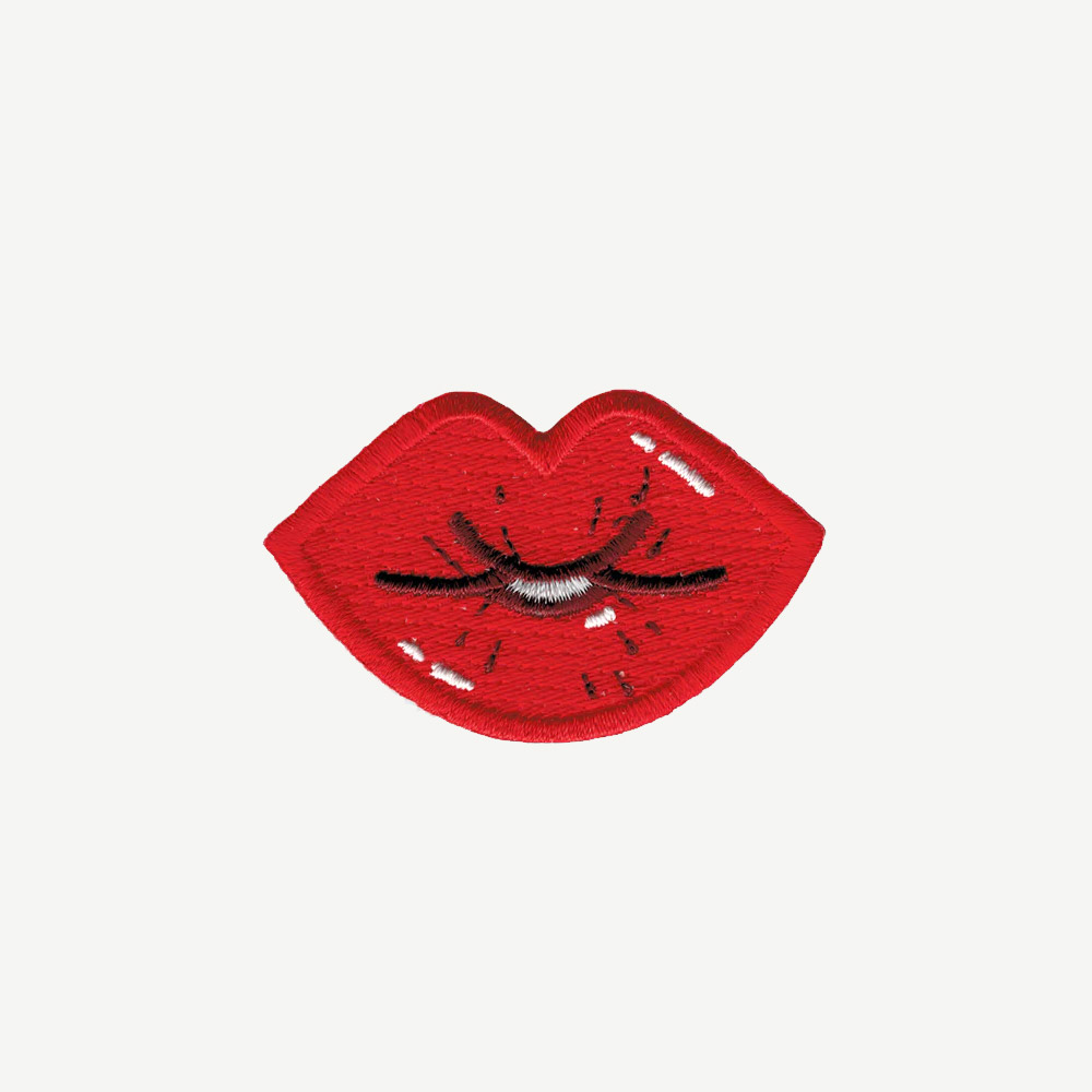 broche kiss rouge