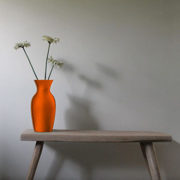 Vase en feutre gris et orange